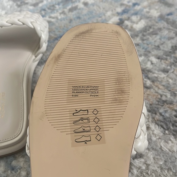 Michael Kors Cream slide sandal. Size 6.5. Like New - Picture 6 of 8